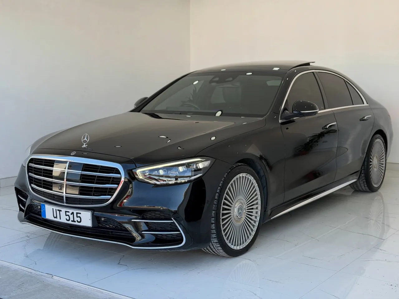 Osman Civan Cars galerisinde siyah Mercedes-Benz S 350 d