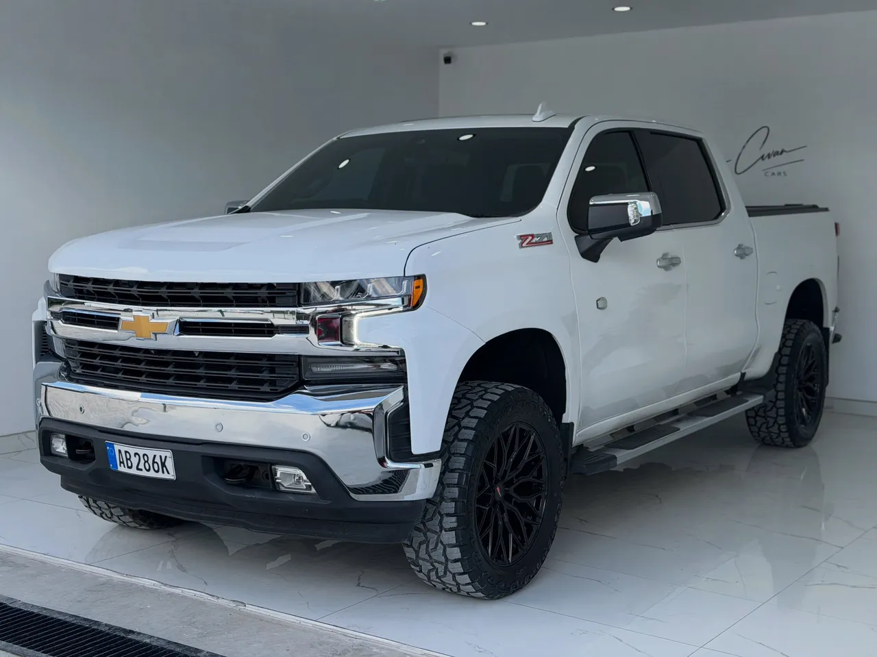 Osman Civan Cars galerisinde beyaz Chevrolet Silverado